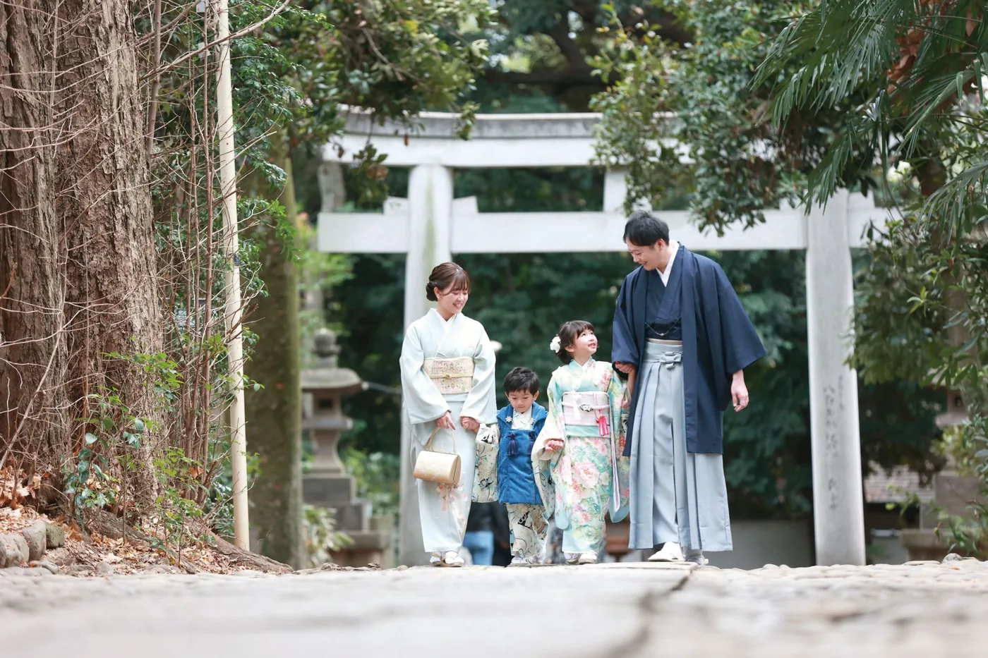 鳥居をくぐる七五三のお参り（ご家族の和装）