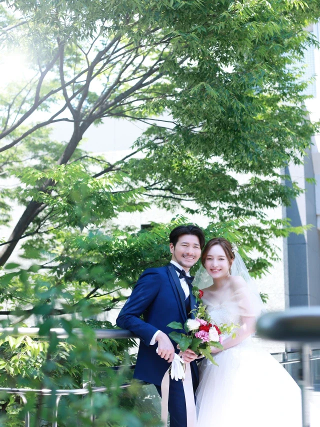 緑の中で寄り添う新郎新婦