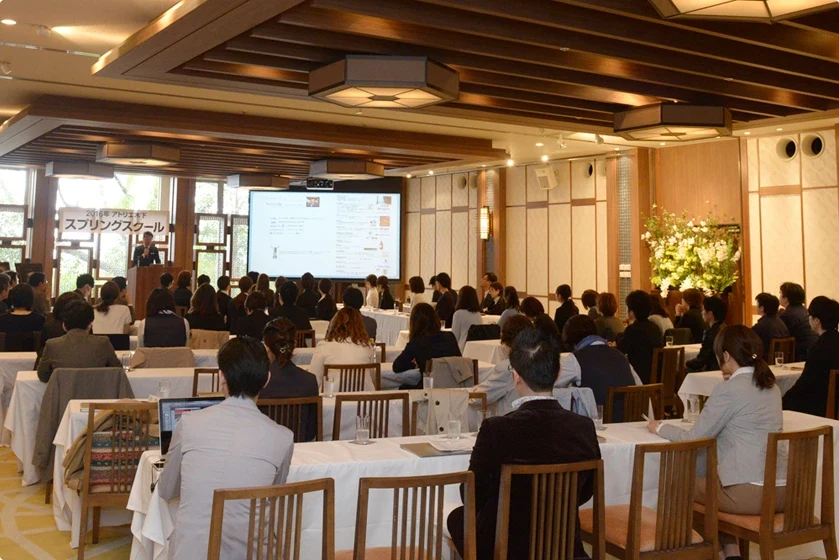 社員が集まる研修会場の様子