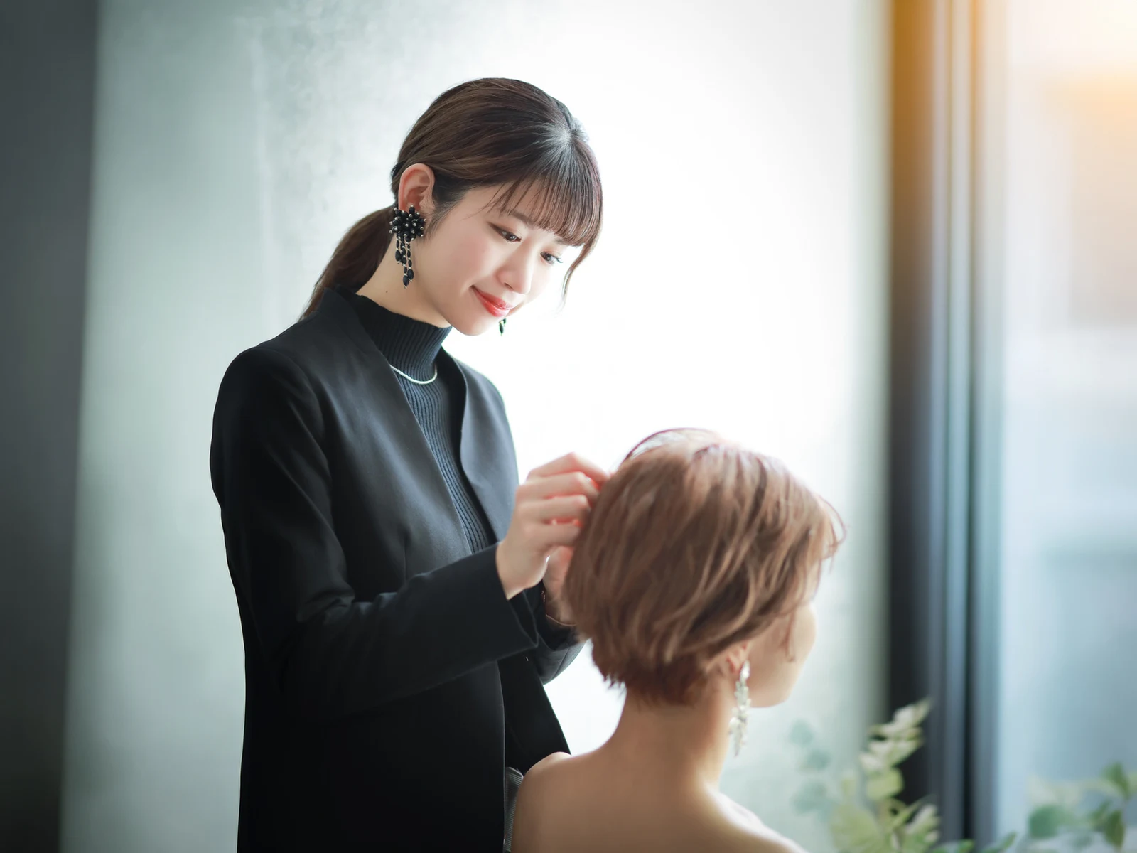お客様の髪を整えるスタイリスト