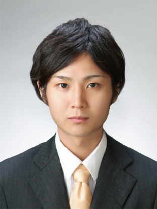 証明写真の作例。スーツ姿の男性