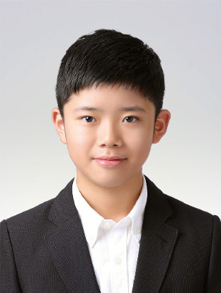 証明写真の作例。スーツ姿の男子