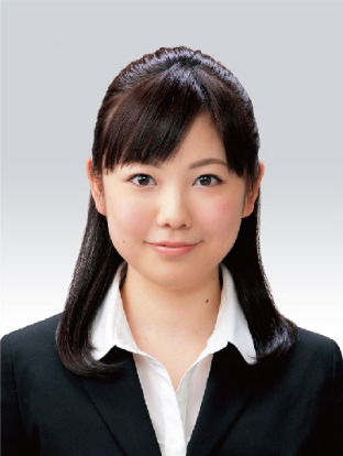 証明写真の作例。スーツ姿の女性