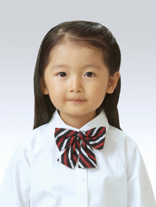 証明写真の作例。リボンタイの女の子