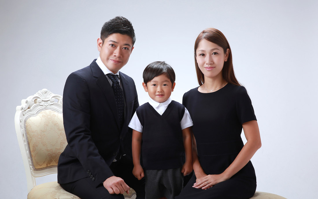 受験用の家族写真。ご両親とお子様