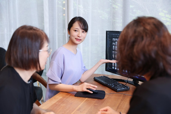 モニターで撮影したお写真をお客様と一緒に選んでいる様子