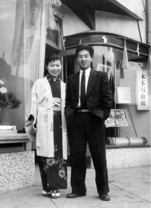 1955年 本店前での博文夫妻