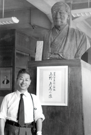 1950年 上野彦馬像の前で